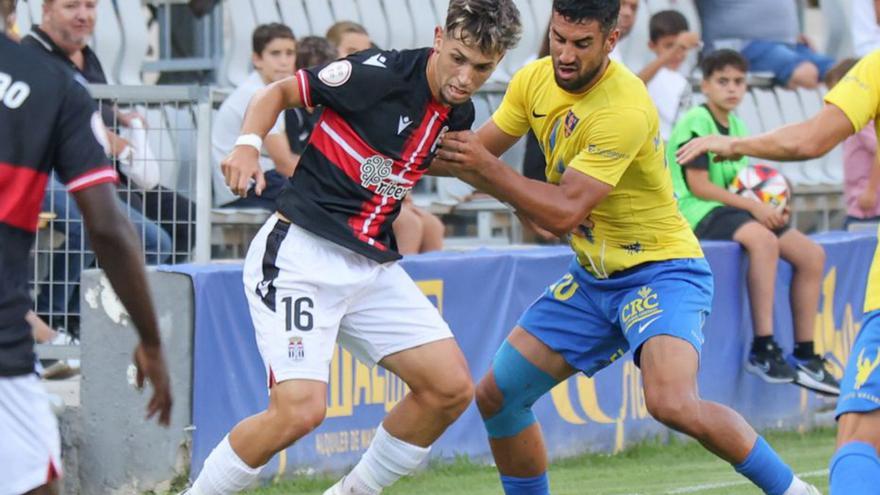 Arcos controla el balón ante rival.