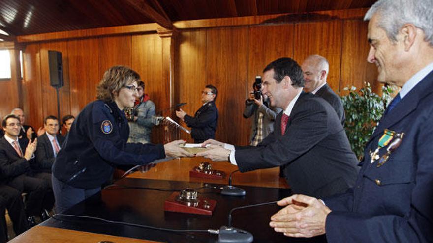 Abel Caballero entrega a la oficial Monserrat Portabales la distinción de Clotilde Cameselle.  // Marta G. B.