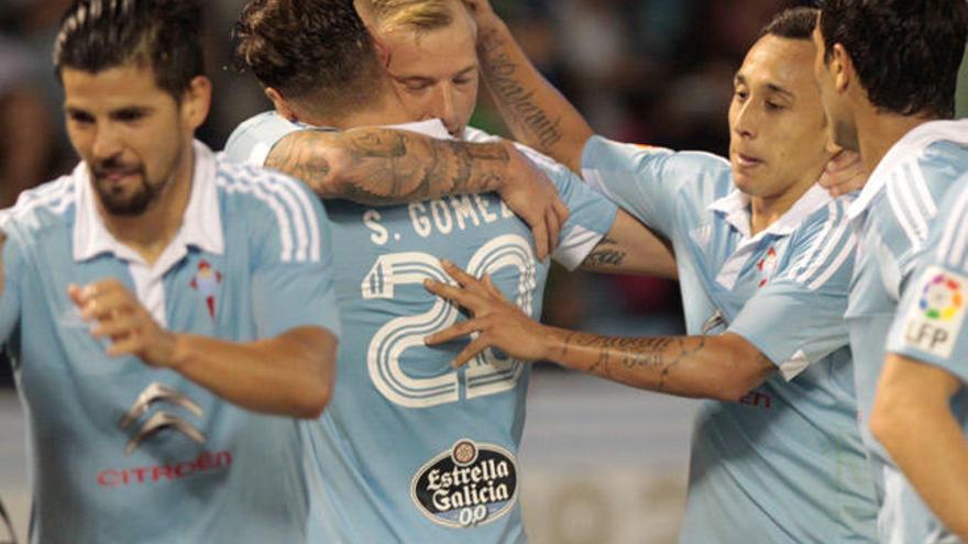 Los jugadores del Celta festejan el gol de Guidetti // JOSÉ LORES