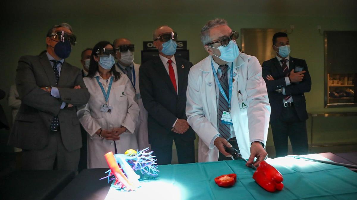 Elías Bendodo y Francisco de la Torre, en una visita al nuevo quirófano inteligente del Hospital Regional.