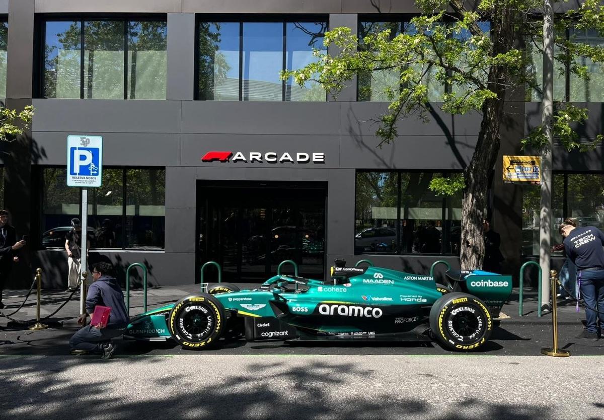 El monoplaza de Fernando Alonso aparcado frente a la entrada de F1 Arcade, en plena Castellana.