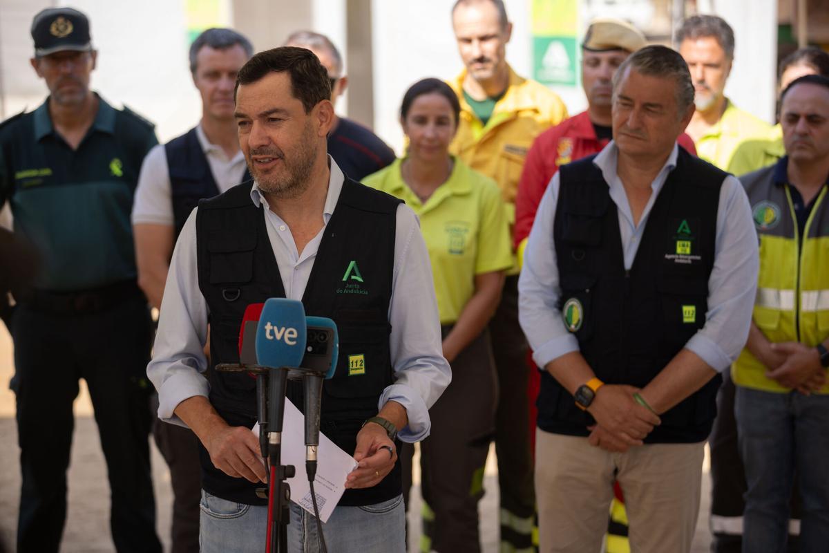 El presidente de la Junta de Andalucía, Juanma Moreno atiende a los medios de comunicación. A 16 de agosto de 2026 en Niebla, Huelva (Andalucía, España). El presidente de la Junta de Andalucía, Juanma Moreno, visita este domingo el PMA del incendio de Niebla para dar información del incendio que se originó el pasado 6 de agosto. 16 AGOSTO 2026 Clara Carrasco / Europa Press 16/08/2026. Juanma Moreno;Clara Carrasco;category_code_new