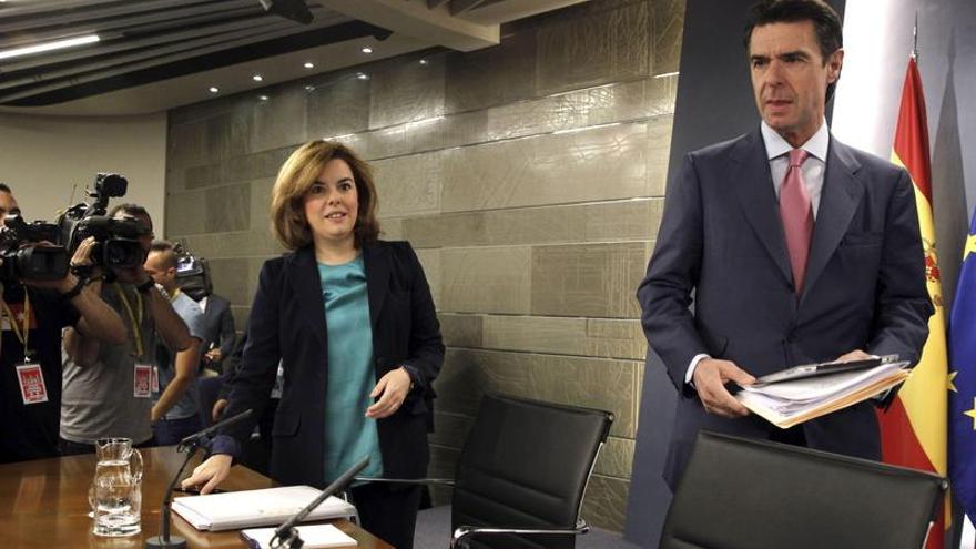 Soraya Sáenz de Santamaría y José Manuel Soria, ayer, antes del inicio de la rueda de prensa.