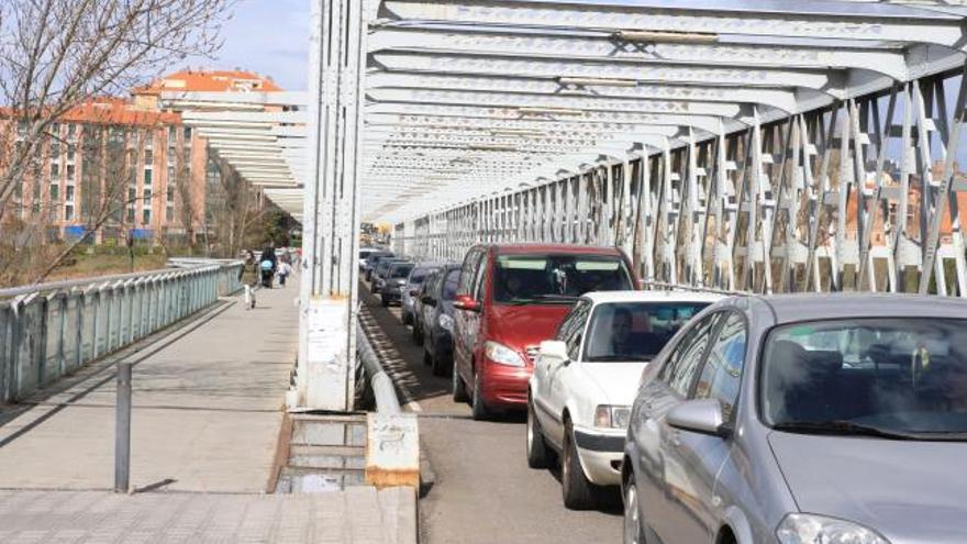 El cierre del Puente de Piedra provoca colas en el de Hierro