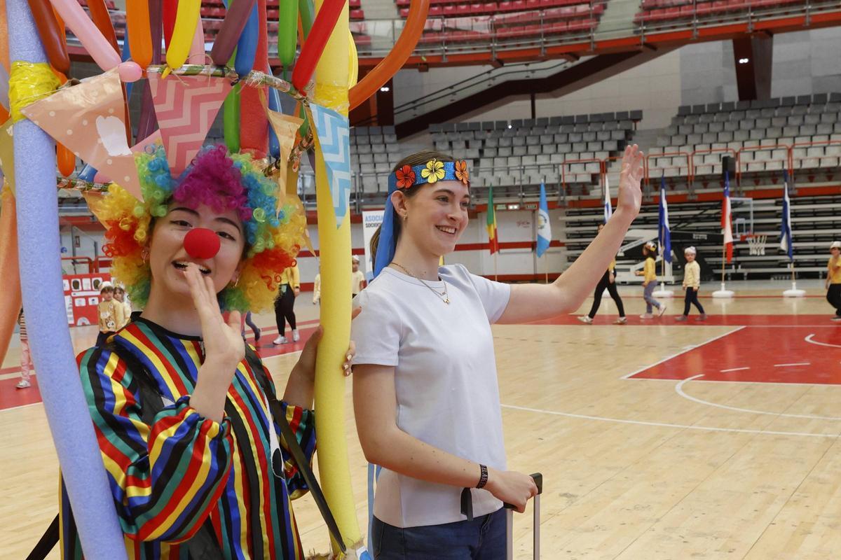 «Mandilones de colores» clama en Gijón por la diversidad y paz: en imágenes