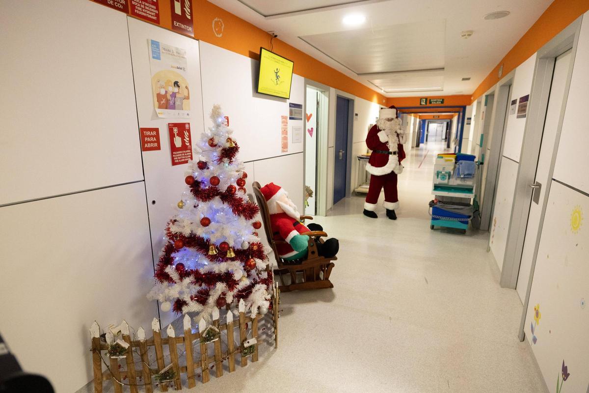 Todas las imágenes de la visita de Papá Noel al hospital Can Misses