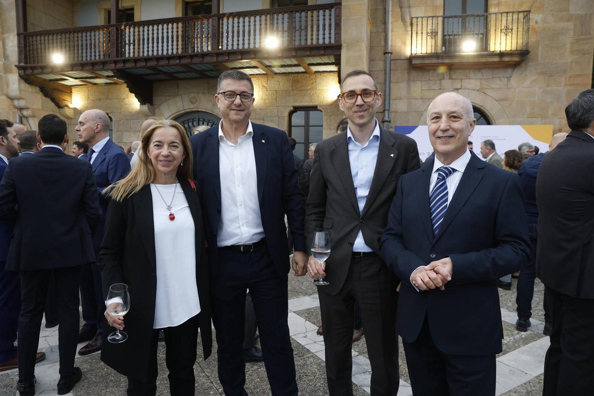 Por la izquierda, Marta Novo, directora general de MIR Asturias; Ramón Ángel González y Manuel Rodas, de Abanca;  y Jaime Algorta, director de la Universidad UAX.