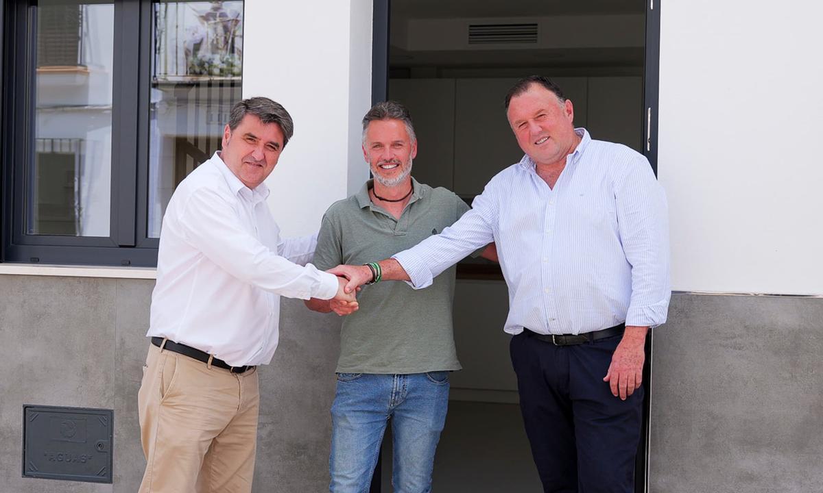 Antonio Gil (Arkipromo), Pedro Nieblas (alcalde de Cuevas de Becerro) y Diego Gil (Grupo La Cueveña)
