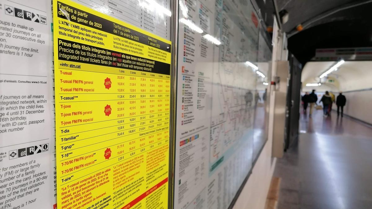 Aviso sobre las nuevas tarifas en un pasadizo del metro de Barcelona