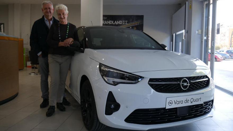 Pascual y Consuelo Martínez, junto al nuevo Corsa en la exposición de Vara de Quart.