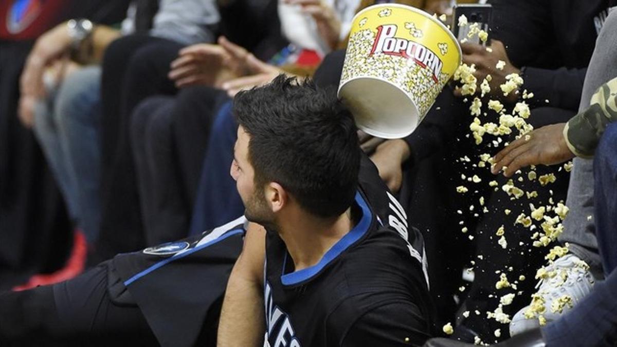 Ricky Rubio tira las palomitas de un espectador