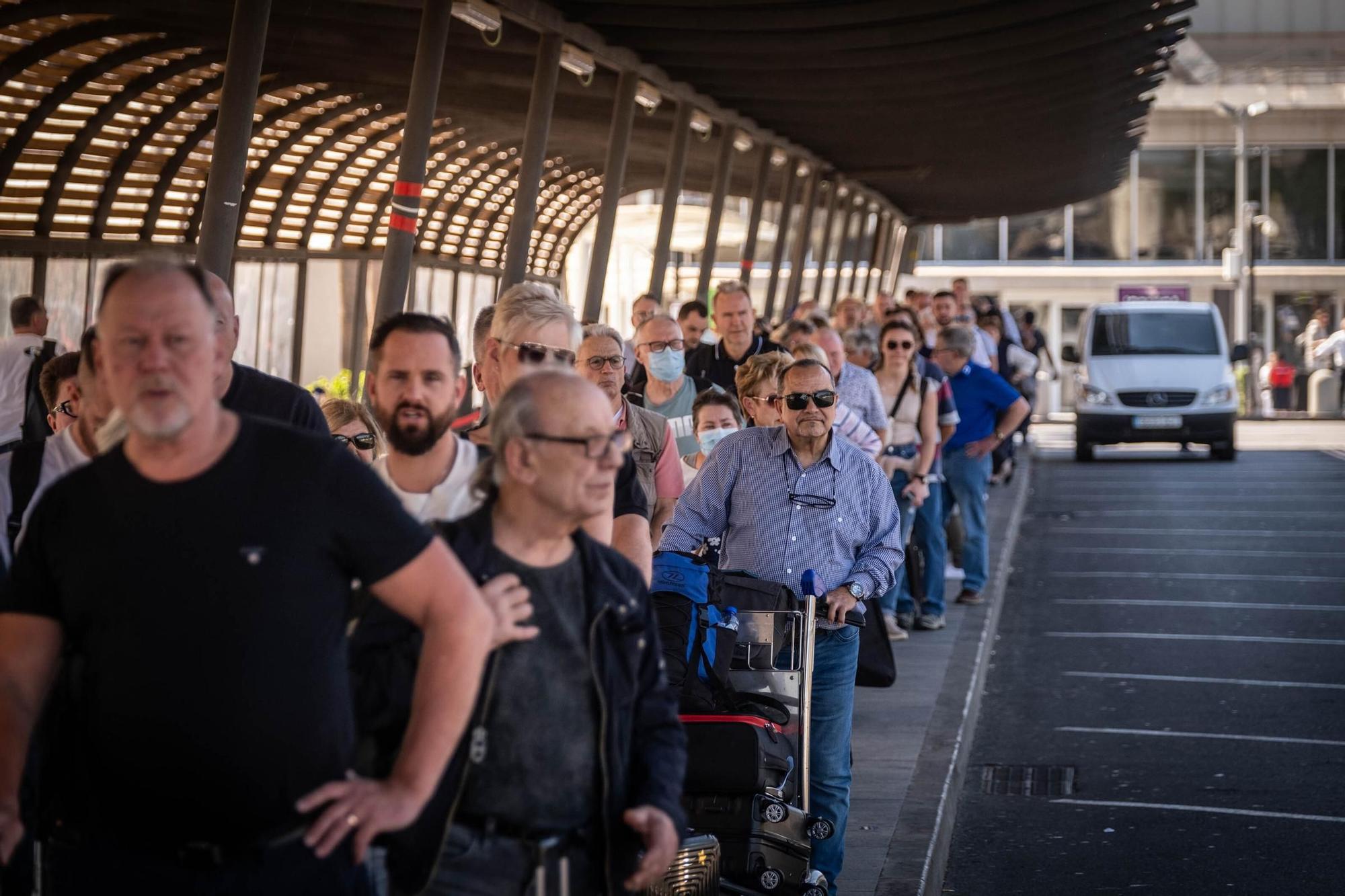 Colas de pasajeros en el Aeropuerto Tenerife Sur para el servicio de taxi