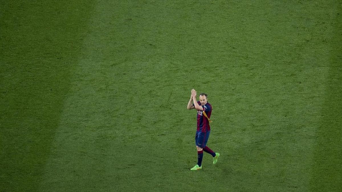 Iniesta aplaude al Camp Nou tras ser sustituido en el clásico contra el Madrid.