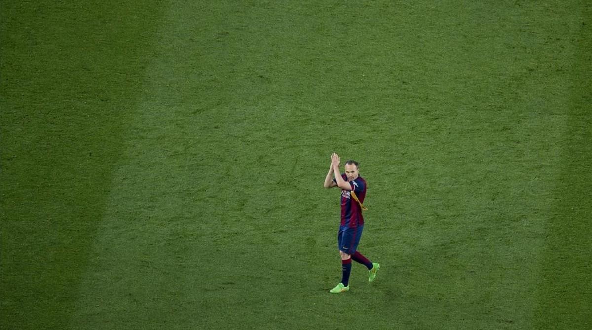 marcosl29117605 barcelona 22 03 2015 iniesta aplaude al camp nou mientra160902133923 marcosl29117605 barcelona 22 03 2015 iniesta aplaude al camp nou mientra160902133923