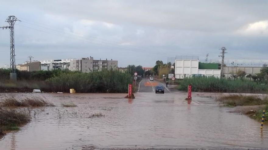 La carretera inundada tras lluvias persistentes