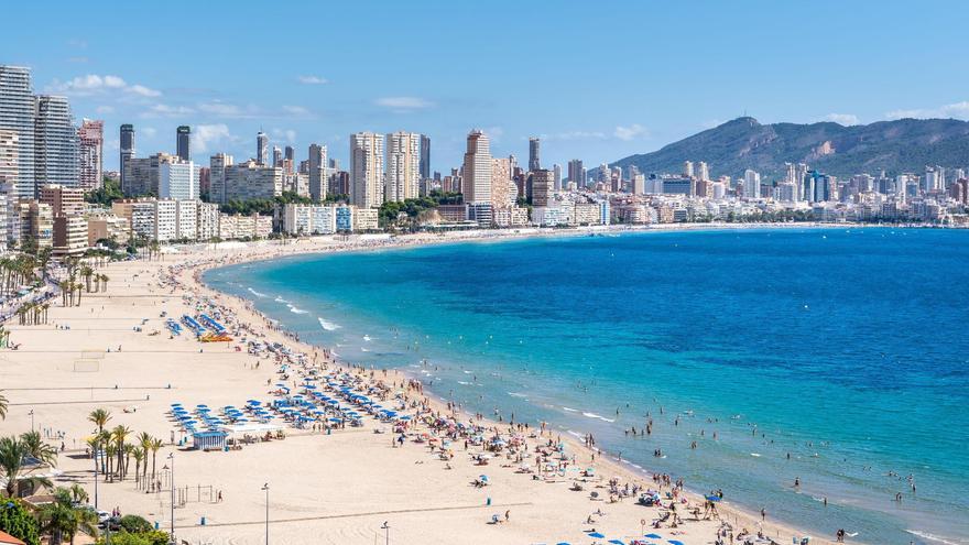 La playa de Poniente de Benidorm con todos los servicios operativos.