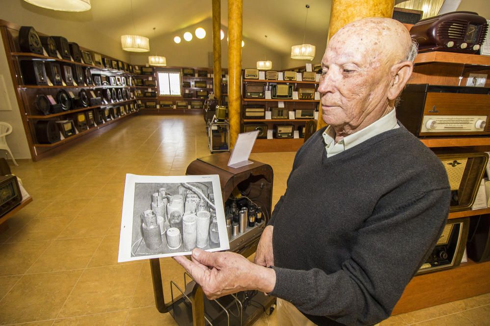 Un coleccionista atesora más de 400 aparatos radiofónicos de todo el mundo fabricados en los últimos 90 años