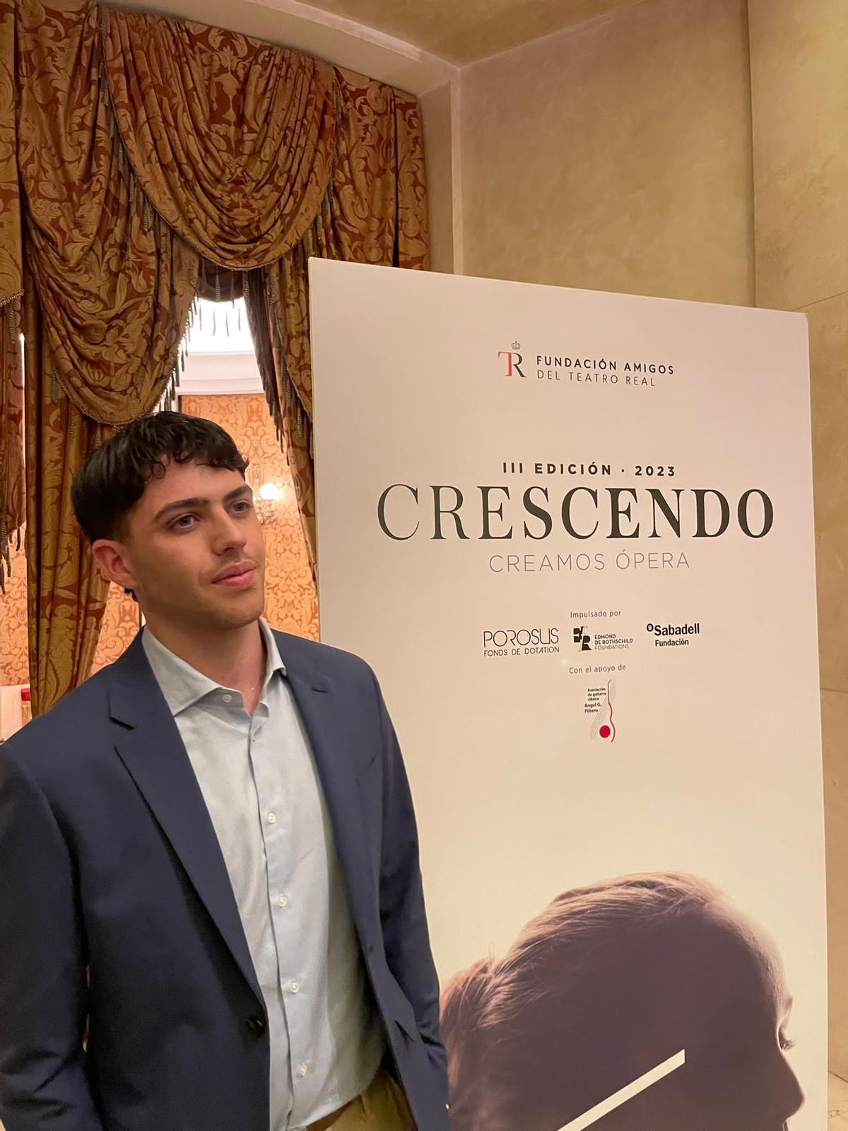 Román Bordón junto al cartel del programa Crescendo