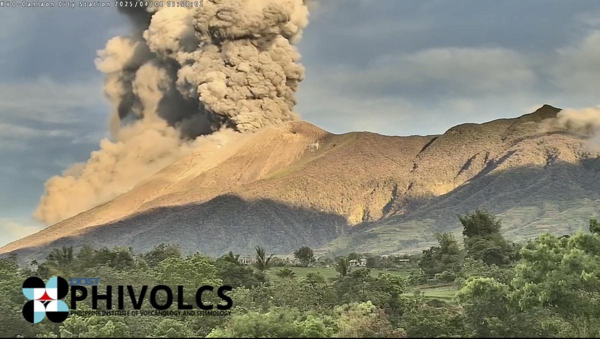 El volcán Kanlaon entra en erupción en Filipinas y la ceniza alcanza varias localidades