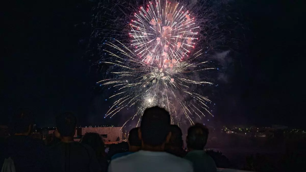La noche de Mérida deslumbra bajo una explosión de color y de pólvora