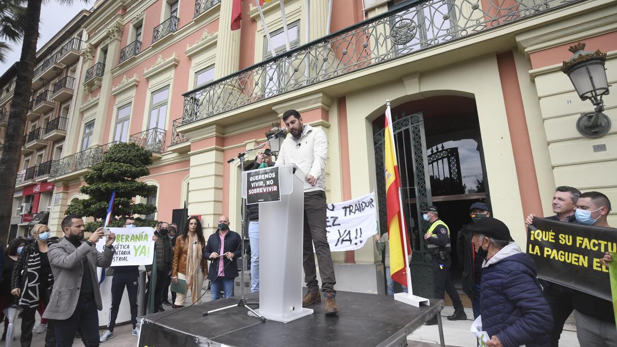 José Ángel Antelo se dirige a sus seguidores frente al Ayuntamiento de Murcia