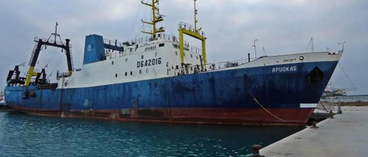 Vinaròs desmantela un barco ruso para su posterior reciclaje