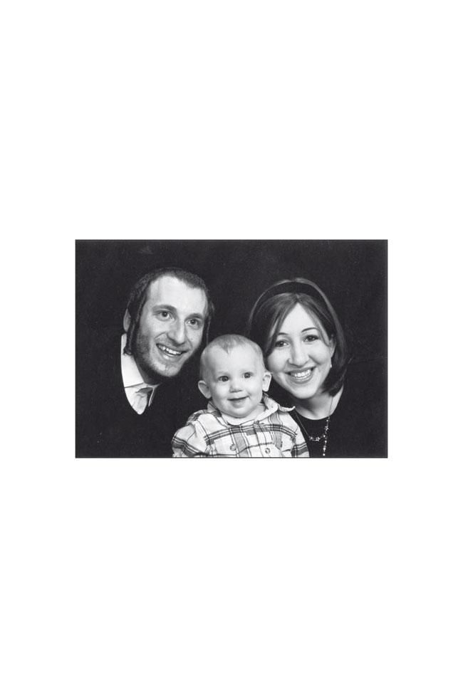 Deborah Feldman, con su marido y su hijo