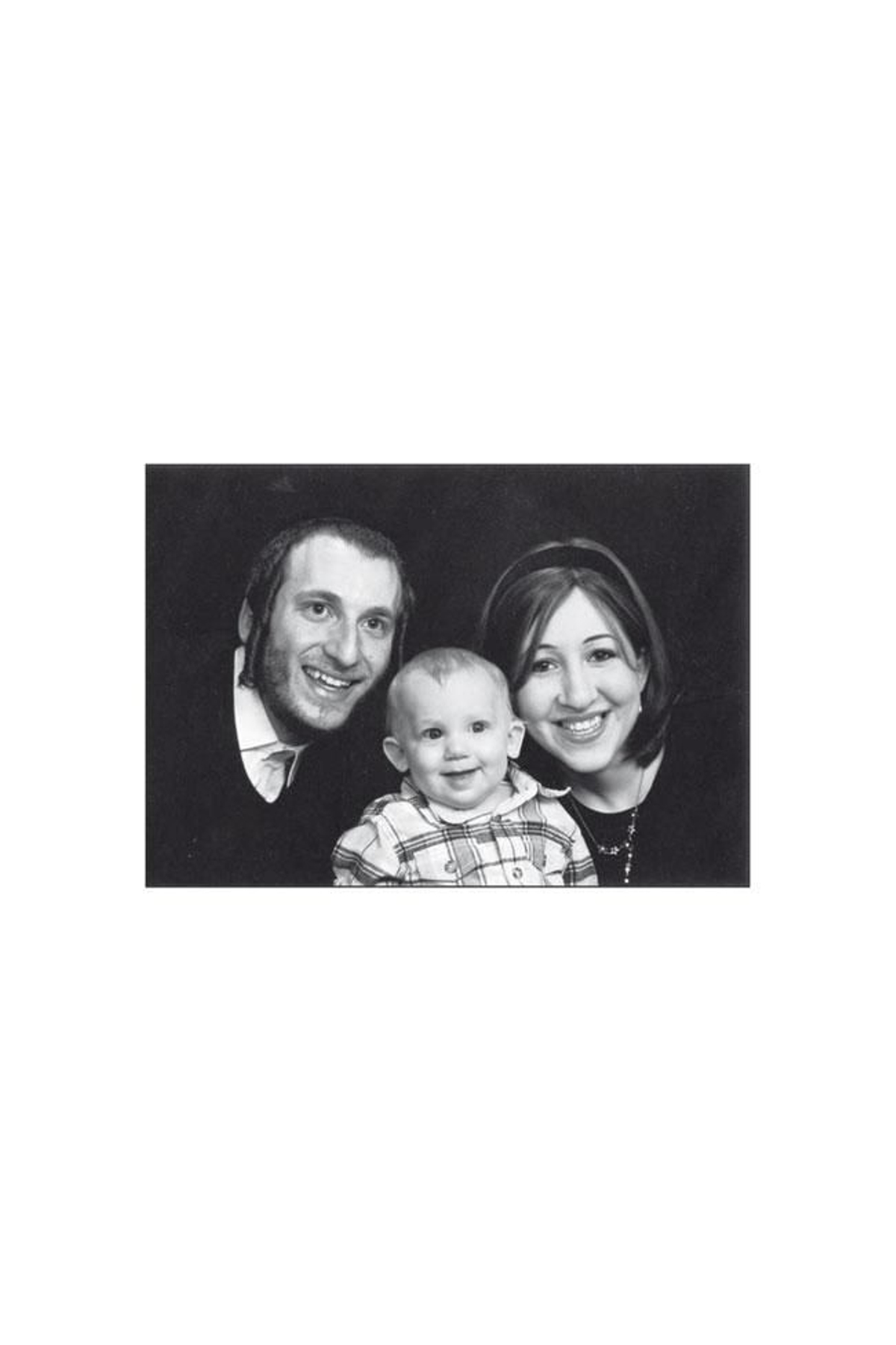 Deborah Feldman, con su marido y su hijo