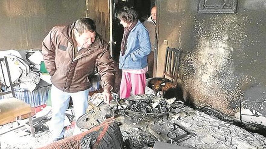 Siete desalojados de una familia por el incendio de su casa