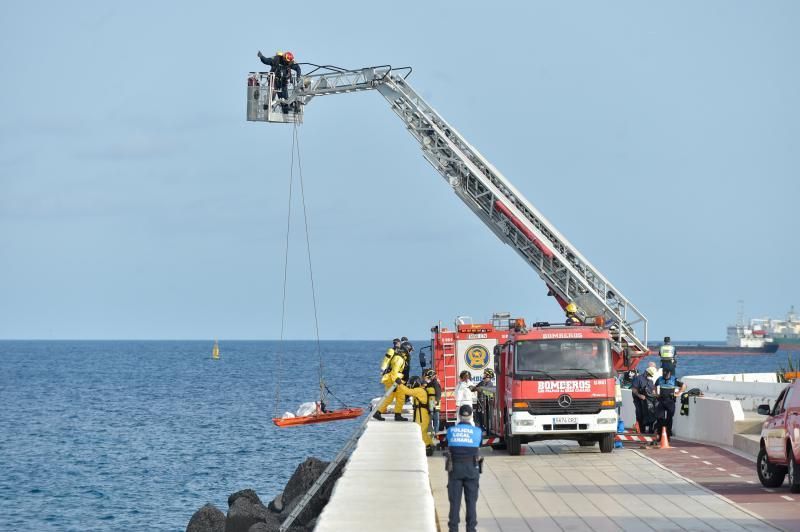 07-08-2019 LAS PALMAS DE GRAN CANARIA. Encontrado un cadáver en la escollera de la Avenida Marítima  | 07/08/2019 | Fotógrafo: Andrés Cruz