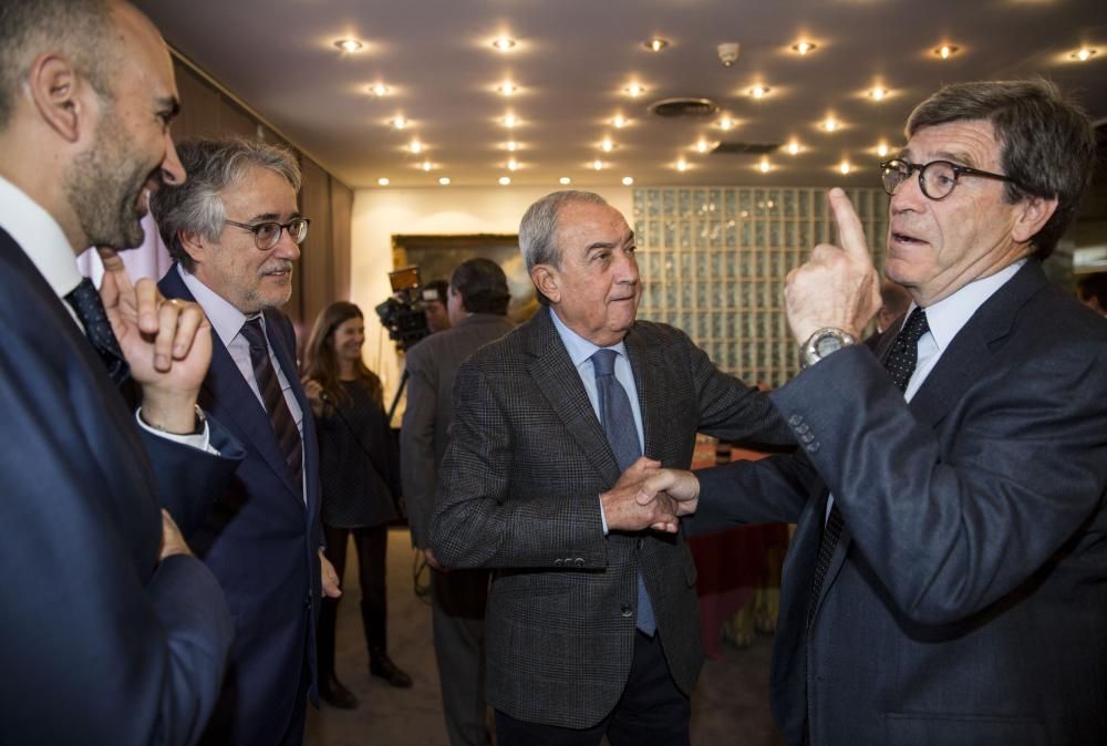 Federico Félix (presidente de la Federación Agroalimentaria) saluda a Aurelio Martínez, en presencia de Cruz Sierra (director general de contenidos de EPI) y Adrián Ivorra