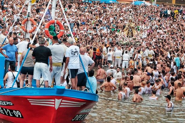 Embarcación de la Virgen del Carmen en Puerto de la Cruz, julio de 2022