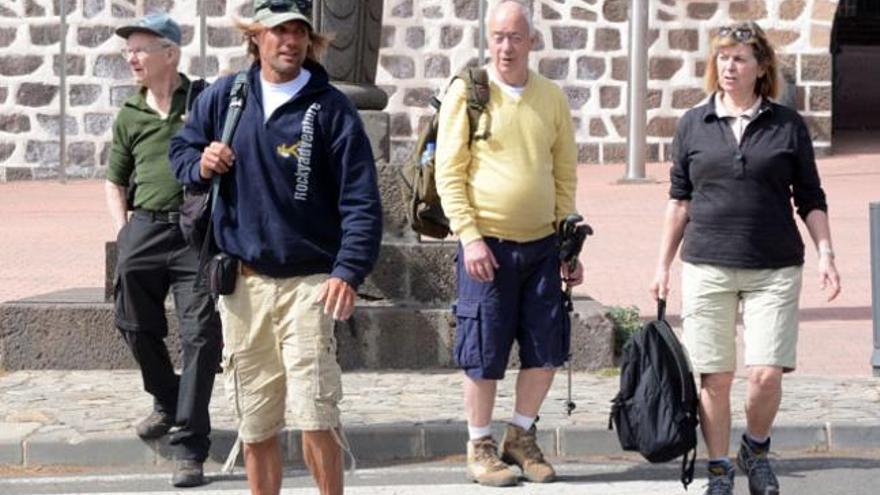 El guía Bjorm (segundo izq) junto a tres turistas suecos tras volver de hacer senderismo por Tejeda. | yaiza socorro