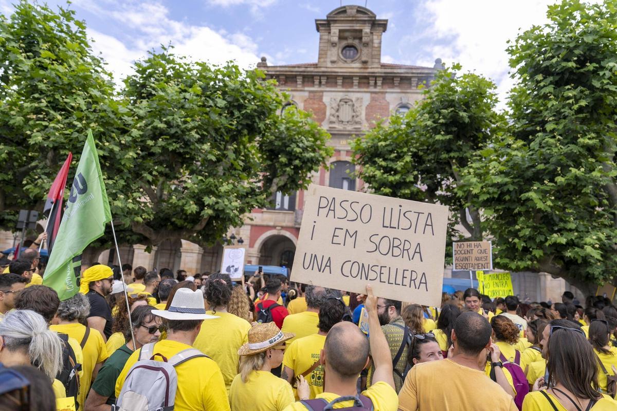 Manifestantes participan en una marcha por el centro de Barcelona durante una jornada de protesta del sector educativo