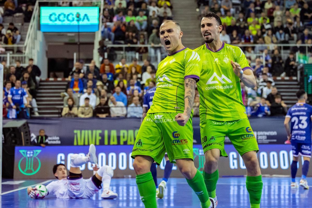 Fabinho celebra su gol.