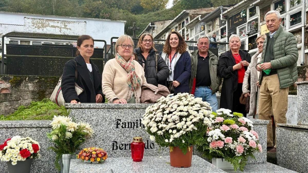 La familia Bernardo, en el cementerio de Sama.