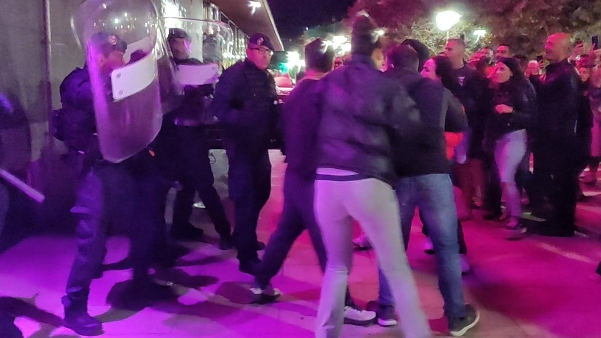 Disturbios por la subida de la tasa de la basura en O Morrazo: miembros de la Mancomunidade salen escoltados