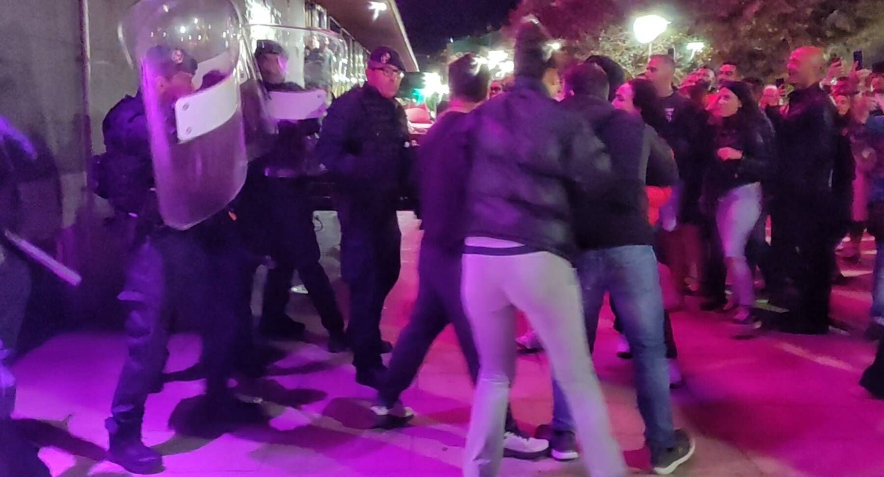 Multidudinaria protesta contra la subida de la basura en O Morrazo