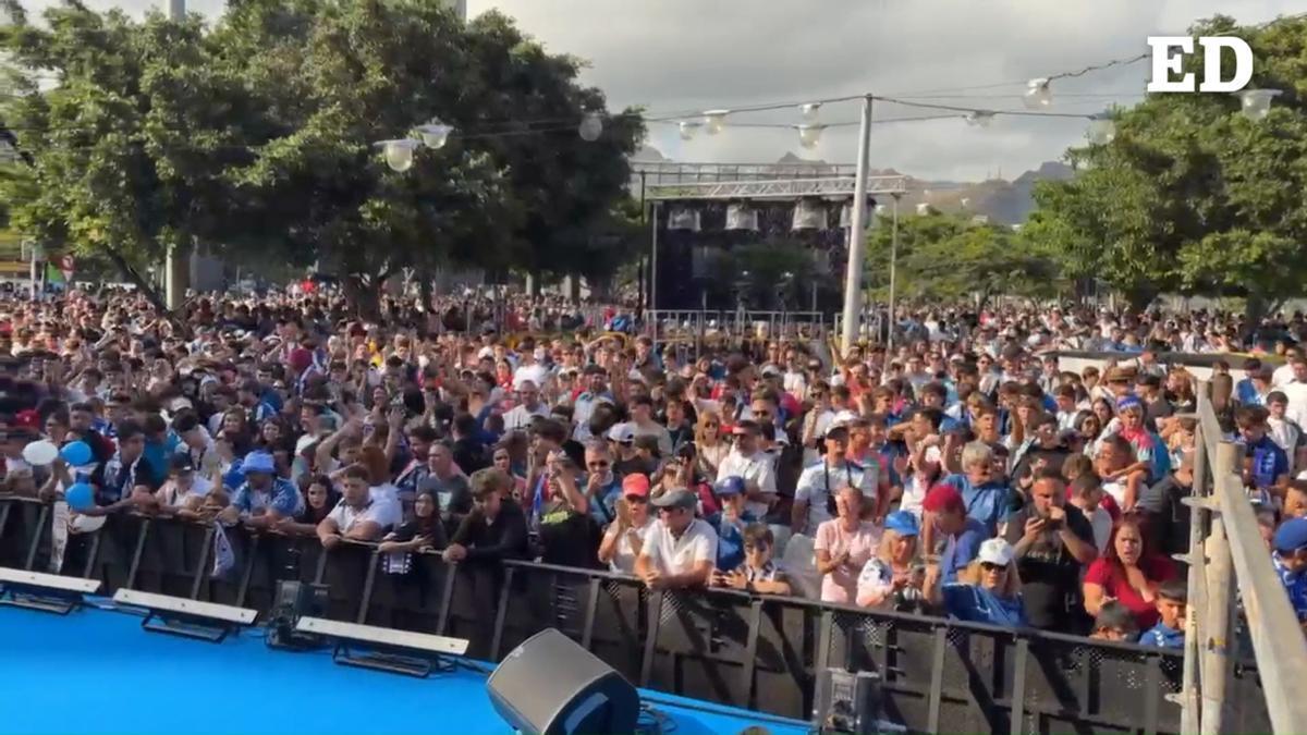 Los aficionados del CD Tenerife: cabreados al no funcionar la pantalla situada en el Cabildo insular