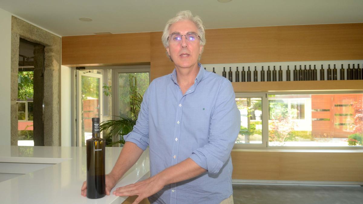 David Acha con una botella del vino premiado en la LXX Festa do Albariño.