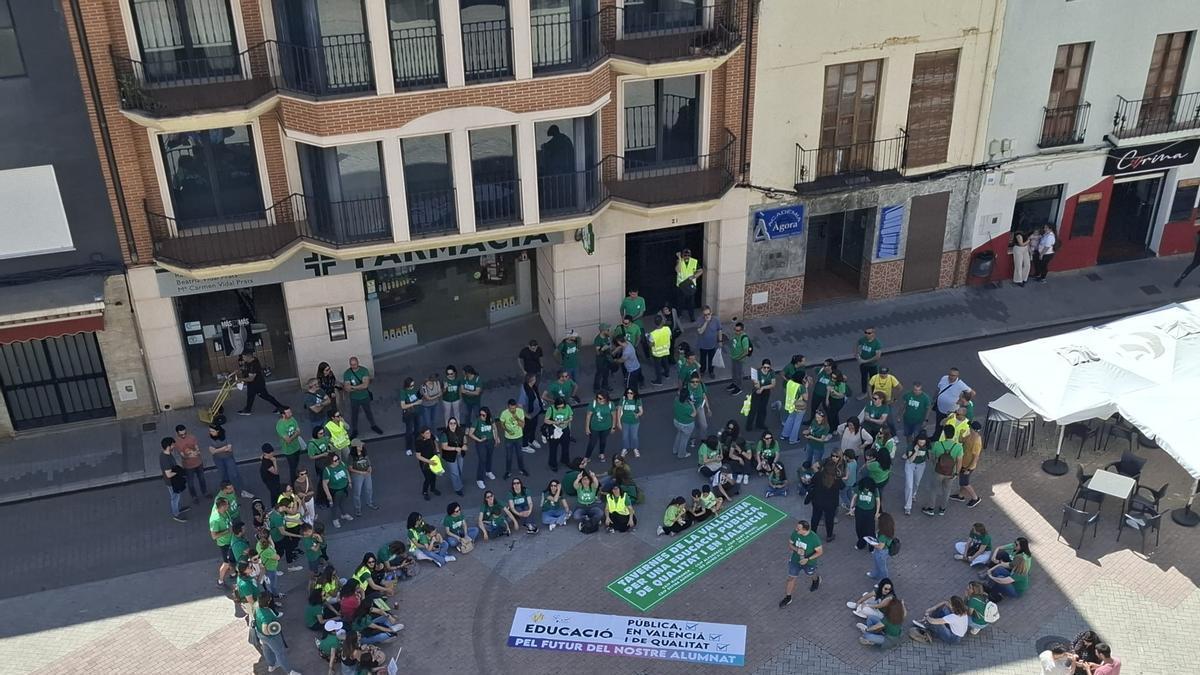Docentes bajo el balcón del ayuntamiento de Tavernes de la Valldigna.