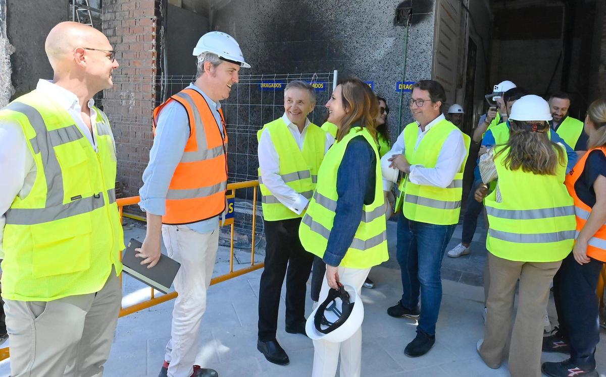 Catalá visita las obras del edificio incendiado en Campanar