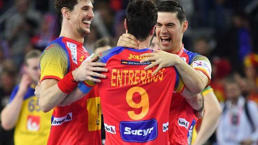 Tres de los jugadores españoles se abrazan al final del partido.