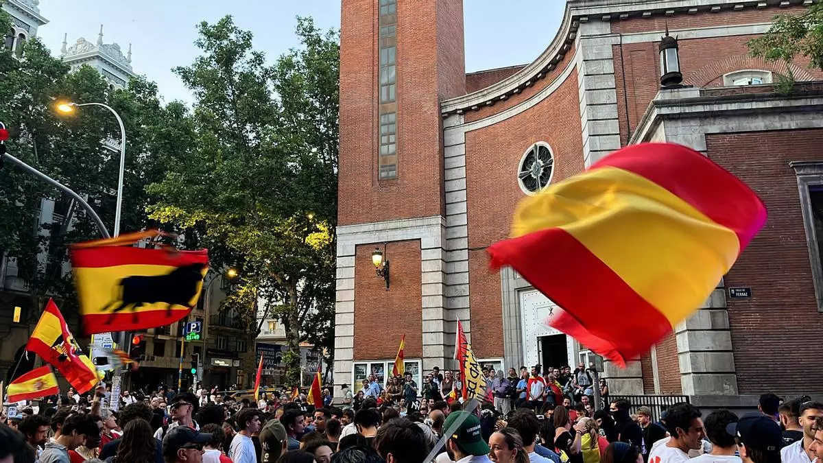 Cientos de personas se reúnen en Ferraz para pedir la dimisión de Sánchez tras el informe de la UCO