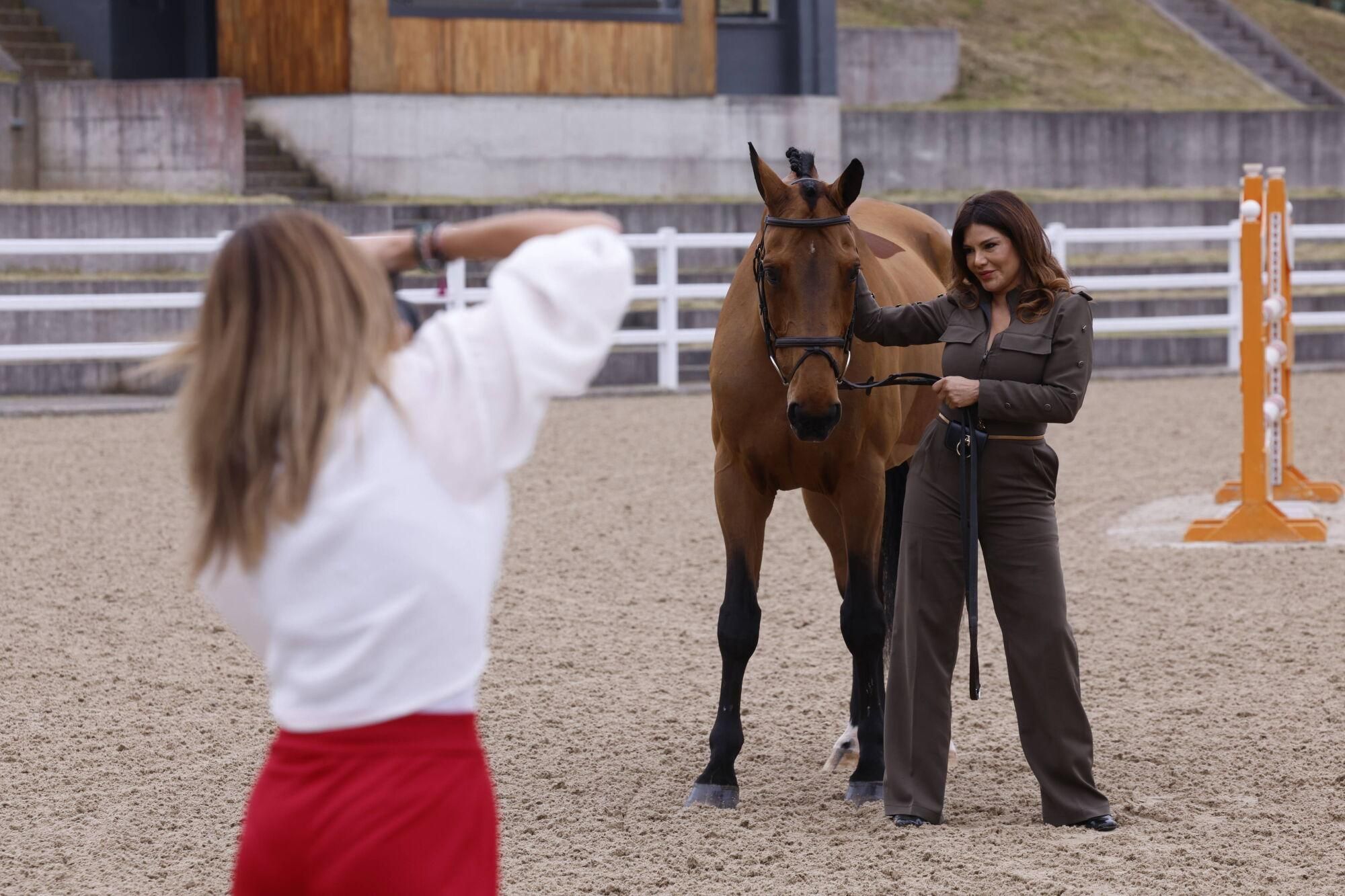 Ivonne Reyes, una amazona de lujo entre caballos en Sariego.