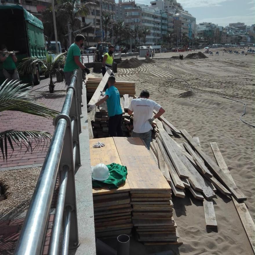 Trabajos en el belén de arena de Las Canteras este lunes