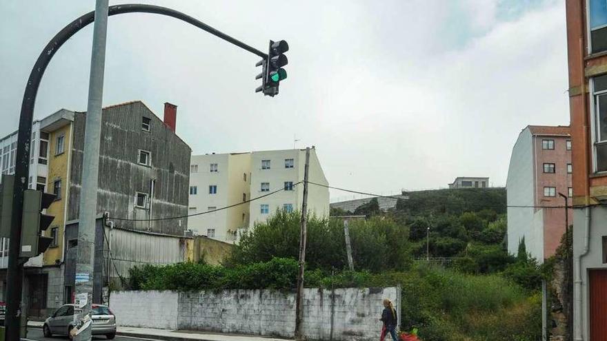 Solar lleno de maleza en la avenida Rosalía de Castro de Vilagarcía. // Iñaki Abella