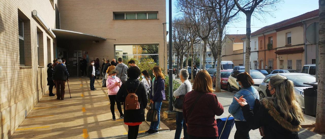 Colas como estas registradas este martes hacia el mediodía en el acceso al centro de salud Palleter de Castelló se repiten estos días en diferentes consultorios de toda la provincia.