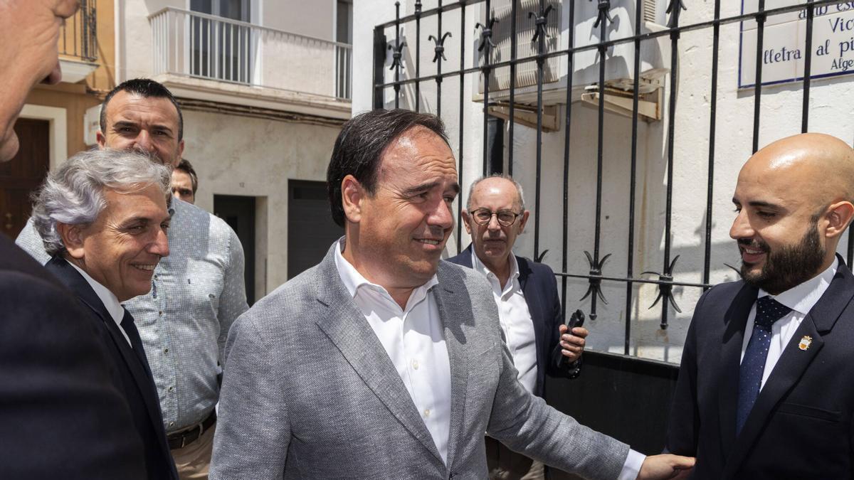 El president Juanfran Pérez Llorca con el comisionado de la dana, Raúl Mérida, y el presidente de la Diputación de Valencia, Vicent Mompó, saluda al alcalde de Algemesí, José Javier Sanchis, durante la reunión de la comisión mixta para la reconstrucción de la dana celebrada en esta población de la Ribera Alta.