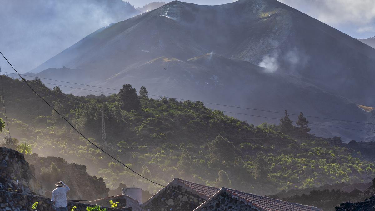 Seis meses después de que despertara el volcán de Cumbre Vieja, La Palma sigue marcada por una herida de lava y ceniza, aunque las labores de reconstrucción están ya en marcha